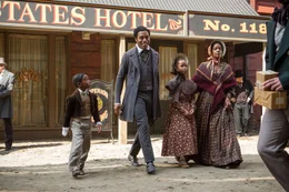 Der freie Afroamerikaner Solomon (Chiwetel Ejiofor, 2.v.r.) f&uuml;hrt mit seiner Familie ein gl&uuml;ckliches Leben im Norden Amerikas, bis er von M&auml;nnern verschleppt und in die Sklaverei verkauft wird ...