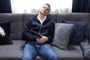 Benedikt (Jens Hajek) spielt vor Ringo seine Verletzung runter. Benedikt (Jens Hajek) spielt vor Ringo seine Verletzung runter.
