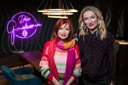 Monika Gruber (r.) und Gerti Senger posieren f&uuml;r ein Foto.