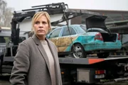 Als Ina Zimmermann (Melanie Marschke) erfährt, dass ihr Wagen aus einem Straßengraben geborgen wurde, fährt sie zum Abschleppdienst, um mehr über den Unfall zu erfahren. Als Ina Zimmermann (Melanie Marschke) erfährt, dass ihr Wagen aus einem Straßengraben geborgen wurde, fährt sie zum Abschleppdienst, um mehr über den Unfall zu erfahren.
