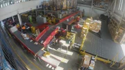 Im Frachtterminal des Flughafens von Santiago de Chile kontrollieren die Ermittler verd&auml;chtige Pakete.