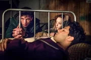 Cem (Altamasch Noor, v.) liegt auf einem Stockbett und unterh&auml;lt sich mit Jakob (Jannis Niew&ouml;hner, l.) und Laura (Roxane Duran), die auf dem Bett nebenan liegen. Sie suchen nach einem Fluchtweg.