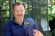 Zoodirektor Dr. Mathias Reinschmidt steht mit Nobby vor dessen neuer Voliere 2 Zoodirektor Dr. Mathias Reinschmidt steht mit Nobby vor dessen neuer Voliere 2
