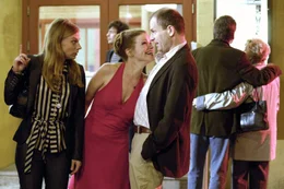 Nicki (Britta Horn, l.) wundert sich &uuml;ber die Ver&auml;nderung ihrer Freundin Lisa (Mira Bartuschek, M.), die pl&ouml;tzlich mit ihrem Mann Bernd (Thomas Limpinsel, r.) anf&auml;ngt zu flirten.