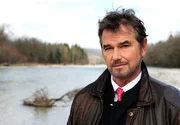 Hans (Ralph Schicha) geht in bedrückter Stimmung den Fluss entlang. Hans (Ralph Schicha) geht in bedrückter Stimmung den Fluss entlang.