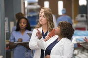 Dr. Jo Karev (Camilla Luddington, l.); Dr. Miranda Bailey (Chandra Wilson, r.)