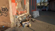 Zeichen der Verwahrlosung: Müll, Graffitis, ungepflegte Ecken. Zeichen der Verwahrlosung: Müll, Graffitis, ungepflegte Ecken.
