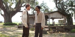 Der in die Sklaverei verschleppte Afroamerikaner Solomon (Chiwetel Ejiofor, r.) muss sich den Brutalit&auml;ten des sadistischen Sklaventreibers Edwin Epps (Michael Fassbender, l.) unterwerfen - doch er gibt den Kampf um seine Freiheit nicht auf ...