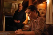 Jackie (Jasna Fritzi Bauer, r.) bei Kr&uuml;ger (Christian Redl, l.).