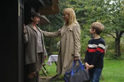 Tanja Bartko (Nadja Uhl, M.) mit Sohn Daniel (Elias Martini, r.) bei ihrer Schw&auml;gerin Therese Bartko (Steffi K&uuml;hnert, l.): Differenzen beigelegt?