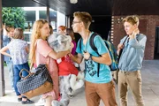 Jakob (Mateo Wansing Lorrio, M.) hat f&uuml;r seinen Bruder Philipp (Max Schimmelpfennig, r.)  und Lea (Lea Marie Meinzenbach, l.) FC Fans mit Bengalos organisiert.