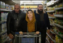 Patience Portefeux (Isabelle Huppert) verwandelt sich in eine maghrebinische Drogenpatin.