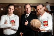 vli.: Anton Schall (Nils Arztmann), Hugo Meisl (Christian Strasser), Matthias Sindelar (Lukas Hanus) in der Umkleidekabine.