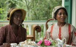 Durch die Heirat mit einem wei&szlig;en Mann, konnte sich Harriet (Alfre Woodard, r.) aus der Sklaverei retten. Nun versucht sie, der Sklavin Patsey (Lupita Nyong'o, l.), die von ihrem Sklavenhalter brutalst misshandelt wird, Mut zuzusprechen, doch Worte alleine k&ouml;nnen das Schicksal der Sklavin nicht ver&auml;ndern ...