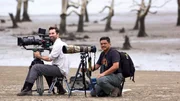 Kameramann Ralph Bower und der ortsans&auml;ssige Helfer Cede Prudente im Bako Nationalpark. Sarawak, Malaysien.