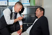 Dr. Philipp Brentano (Thomas Koch, re.) wurde niedergeschlagen. Dr. Kaminski (Udo Schenk, li.) verbindet ihm das Bein und erklärt ihm, was passiert ist. Dr. Philipp Brentano (Thomas Koch, re.) wurde niedergeschlagen. Dr. Kaminski (Udo Schenk, li.) verbindet ihm das Bein und erklärt ihm, was passiert ist.