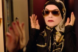Patience Portefeux (Isabelle Huppert) verwandelt sich in eine maghrebinische Drogenpatin.