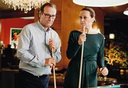 Bruno (Herbert Leiser) spielt mit der patenten Sekret&auml;rin Cornelia (Beatrice Keller) eine Partie Billard.