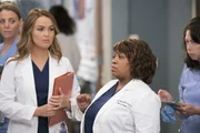 Dr. Jo Karev (Camilla Luddington, l.); Dr. Miranda Bailey (Chandra Wilson, r.) Dr. Jo Karev (Camilla Luddington, l.); Dr. Miranda Bailey (Chandra Wilson, r.)