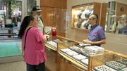 Petra und Sascha wollen sich beim Juwelier Ringe aussuchen