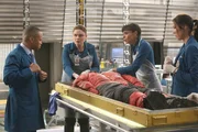 V.l.: Clark (Eugene Byrd), Brennan (Emily Deschanel), Cam (Tamara Taylor) und Angela (Michaela Conlin) untersuchen eine gefrorene Leiche, die im n&ouml;rdlichen Alaska gefunden wurde. Sie erkennen auf den ersten Blick, dass der Mann nicht durch einen Unfall ums Leben gekommen ist.