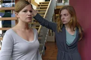 Lisa (Mira Bartuschek, l.) will sich bei Nicki (Britta Horn, r.) entschuldigen, dass sie ihre Aff&auml;re mit Stephan verraten hat. Doch Nicki will nichts mehr von ihr wissen ...