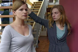 Lisa (Mira Bartuschek, l.) will sich bei Nicki (Britta Horn, r.) entschuldigen, dass sie ihre Aff&auml;re mit Stephan verraten hat. Doch Nicki will nichts mehr von ihr wissen ...
