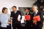 Dr. Max Brunner (Michael Fitz, 2.v.l.), Lisa Sturm (Mariella Ahrens, 2.v.r.) und der Verteidiger (Meral Perin) wollen von Meike Binz (Ulli Maier) wissen, wieso sie Reimer erschossen hat. War es Notwehr?