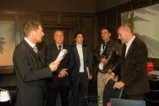 Die Ermittlungsbeamten (v.l. Michael Fitz, Wolfgang Bathke, Mariella Ahrens, Wolfgang Krewe, Klaus Schindler) versuchen sich ein Bild &uuml;ber den Stand der Ermittlungen zu machen.