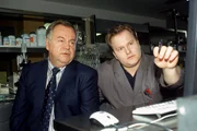 Die Untersuchungen des PTU-Beamten Weis (Georg Prokop, re.) bringt f&uuml;r Kommissar Kehler (Wolfgang Bathke) und seine Kollegen v&ouml;llig neue Erkenntnisse, was das Tatmotiv betrifft.