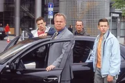 J&uuml;rgen Grabert (Tim Wilde, 2.v.r.) und seine Sohn Benny (Arnel Taci, re.) werden erneut von Kehler (Wolfgang Bathke, 2.v.l.) und Bonhoff (Wolfgang Krewe, l.) abgeholt. Haben sie doch ein Motiv f&uuml;r den Mord an Tobias?