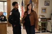 Officer Chris Minetto (Robert Bailey Jr., l.); Jo Evans (Allison Tolman, r.).