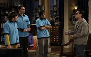 Sind etwas irritiert von Leonard (Johnny Galecki, r.): Sheldon (Jim Parsons, 2.v.l.), Rajesh (Kunal Nayyar, 2.v.r.) und Howard (Simon Helberg, 2.v.l.) ...