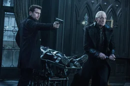 David (Theo James, l.); Thomas (Charles Dance, r.)