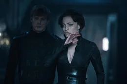 Varga (Bradley James, l.); Semira (Lara Pulver, r.)