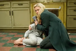 Gerade noch rechtzeitig kann Sozialarbeiterin Emily (Ren&eacute;e Zellweger, r.) die Ermordung Liliths (Jodelle Ferland, l.) durch ihre eigenen Eltern verhindern. Die Zehnj&auml;hrige bittet Emily, sie bei sich aufzunehmen ...