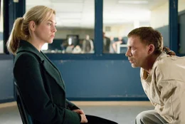 Als Emily (Ren&eacute;e Zellweger, l.) Angst vor Lilith bekommt, sucht sie deren Vater (Callum Keith Rennie, r.) in der Psychiatrie. Er erz&auml;hlt ihr, dass sich hinter Liliths kindlicher Maske das B&ouml;se verbirgt ...