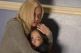 38 F&auml;lle hat Emily Jenkins (Ren&eacute;e Zellweger, l.) vom Jugendamt schon auf dem Schreibtisch, dann bekommt sie den 39., und der ist der Schlimmste: Lilith (Jodelle Ferland, r.) entpuppt sich schon bald als Ausgeburt der H&ouml;lle ...