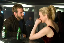 Ahnen noch nicht, dass sich bei ihnen ein Wolf im Schafspelz eingenistet hat: Doug (Bradley Cooper, l.) und Emily (Ren&eacute;e Zellweger, r.) ...