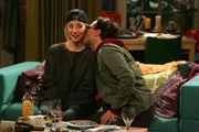 Bek&auml;mpfen ihren Frust &uuml;ber Beverly im Alkohol: Leonard (Johnny Galecki, r.) und Penny (Kaley Cuoco, l.) ...