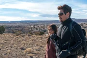 Isabel Reyes (Isabela Moner, l.); Alejandro (Benicio del Toro, r.)