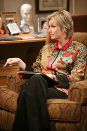Will Charlie keine Beruhigungspillen verschreiben: seine Psychiaterin Dr. Freeman (Jane Lynch) ...