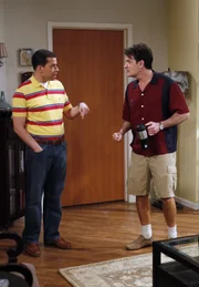 Charlie (Charlie Sheen, r.) bietet seinem Bruder Alan (Jon Cryer, l.) 20 Dollar, wenn er das Katzenklo vom Kater "Sir Lancelot" s&auml;ubert.