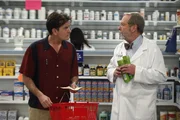 Mit einer langen Einkaufsliste wird Charlie (Charlie Sheen, l.) von seiner Freundin Chelsea in die Apotheke geschickt.