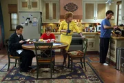 &Auml;rger steht ins Haus: Charlie (Charlie Sheen, r.), Alan (Jon Cryer, l.), Jake (August T. Jones, 2.v.l.) und Evelyn (Holland Taylor, 2.v.r.) ...