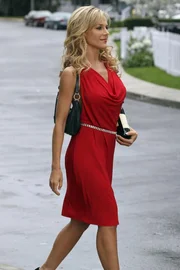 Hat einen ungeahnten Effekt auf die Nachbarschaft: die ehemalige Stripperin Robin (Julie Benz) ... Hat einen ungeahnten Effekt auf die Nachbarschaft: die ehemalige Stripperin Robin (Julie Benz) ...