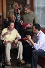 Auf der Willkommensparty für Katherine (Dana Delany, hinten r.) lernen die Nachbarn Robin (Julie Benz, hinten l.) kennen. Während Orson (Kyle MacLachlan, l.), Tom (Doug Savant, M.) und Carlos (Ricardo Antonio Chavira, r.) begeistert von ihr sind, werfen die Frauen Susan vor, eine Stripperin in die Straße geholt zu haben ... Auf der Willkommensparty für Katherine (Dana Delany, hinten r.) lernen die Nachbarn Robin (Julie Benz, hinten l.) kennen. Während Orson (Kyle MacLachlan, l.), Tom (Doug Savant, M.) und Carlos (Ricardo Antonio Chavira, r.) begeistert von ihr sind, werfen die Frauen Susan vor, eine Stripperin in die Straße geholt zu haben ...
