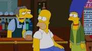 Moe (l.) ist mal wieder frustriert und versucht, Selbstmord zu begehen. Im letzten Moment kann Homer (M.) ihn retten. Daraufhin beschlie&szlig;t Marge (r.), dass man Moe etwas Gutes tun m&uuml;sse ...