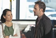 Versuchen, einen M&ouml;rder dingfest zu machen: Sherlock Holmes (Jonny Lee Miller, r.) und Joan Watson (Lucy Liu, l.) ...