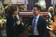 Bull macht sich Sorgen, dass Benny (Freddy Rodriguez, r.) nicht sympathisch genug auf die Jury wirkt und damit seine Strategie durchkreuzen k&ouml;nnte. Deshalb engagiert er f&uuml;r diesen Fall Anw&auml;ltin Liberty Davis (Dena Tyler, l.) ...